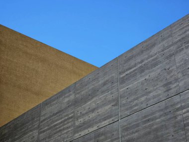 Mavi Gökyüzü Arkaplanlı Minimal Bina.