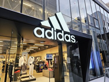 FUKUOKA, JAPONYA - 13 Kasım 2023: Tenjin 'deki dükkanın önündeki Adidas tabelası. 18 Ağustos 1949 'da kurulan Alman atletik giyim ve ayakkabı firması..