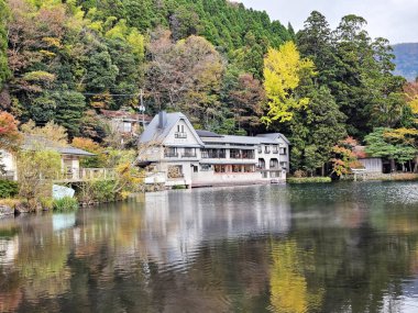 YUFUIN, JAPONYA - 12 Kasım 2023: Sonbaharda Kinrin Gölü. Japonya 'nın Oita bölgesinde Yufuin' in ünlü bir simgesidir..