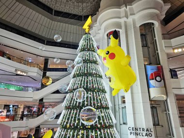 BANGKOK, THAILAND - 29 Kasım 2023: Central Pinklao 'da Noel ağacı olan büyük bir pokemon balonu. Pokemon, Nintendo tarafından 1996 yılında yapılmış bir Japon animidir..