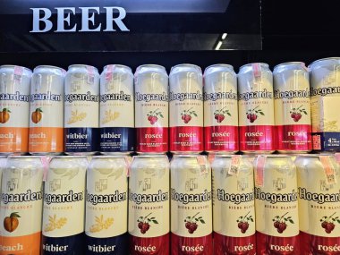 BANGKOK, THAILAND - 23 Kasım 2023: Hoegaarden birası mağazanın rafında. Hoegaarden Bira Fabrikası 1966 'da Belçika' nın Hoegaarden şehrinde kuruldu..