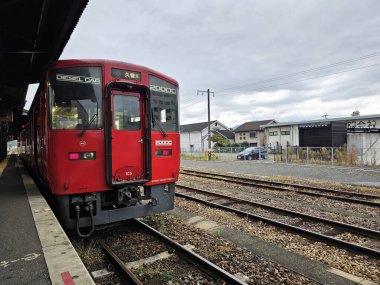 HITA, JAPAN - NOVEMBER 12, 2023: Hita İstasyonunda JR Kyushu tarafından işletilen bir tren istasyonu Hita İstasyonu 'nda 200. kırmızı dizel araba.