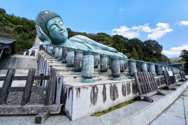 FUKUOKA, JAPONYA - 14 Kasım 2023: Sasaguri, Fukuoka, Japonya 'nın simgesi olan Nanzoin Tapınağı' nda büyük yaslanmış Buda resmi.