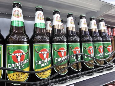 BANGKOK, THAILAND - 23 Kasım 2023: Carabao Beer on Shelf. Tayland 'da içecek endüstrisinin en önemli oyuncularından biri olan Carabao Grubu tarafından başlatılmıştır..