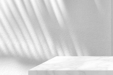 Stucco Wall Doku Arkaplanında Yapraklar Gölgesi Olan En Düşük Beyaz Mermer Masa Köşesi, Ürün Sunumu, Görünüm ve Taklit Etme İçin Uygun.