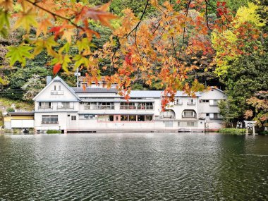 YUFUIN, JAPONYA - 12 Kasım 2023: Sonbaharda Kinrin Gölü. Japonya 'nın Oita bölgesinde Yufuin' in ünlü bir simgesidir..