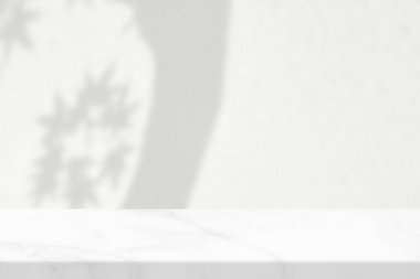 Beton Duvar Dokusunda Akçaağaç Gölgesi olan Beyaz Mermer Masa Ürün Sunum Arkaplanı, Görünüm ve Moda İçin Uygun.