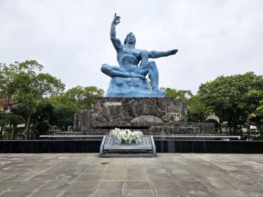 NAGASAKI, JAPONYA - 16 Kasım 2023 Nagasaki merkez parkındaki Barış Heykeli. Nagasaki 'nin ünlü bir simgesidir..