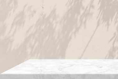 Ağaç Gölgesi ve Bokeh ile Beyaz Mermer Masa Köşesi Kırık Beton Beton Duvarda Şampanya Renkli Ton, Ürün Sunum Arkaplanı, Görünüm ve Moda İçin Uygun.