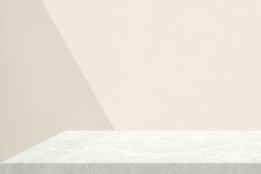 Hafif kirişli ve Gölgeli Taş Masa Köşesi Beton Duvarda Sabit Yelken Şampanya Renkli Ton Ürün Sunumu, Görünüm ve Taklit Etme İçin Uygun.