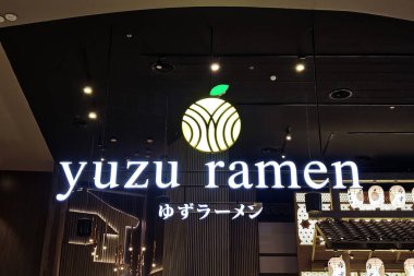 BANGKOK, THAILAND - 28 ARALIK 2023 Yuzu ramen işareti. Bangkok, Tayland 'da ünlü bir Japon restoranıdır..
