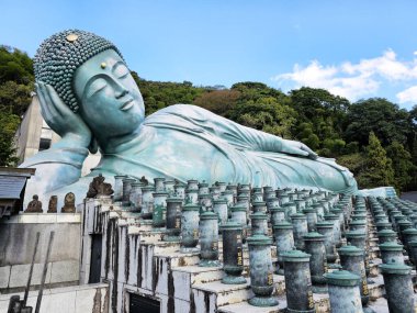 FUKUOKA, JAPONYA - 14 Kasım 2023: Sasaguri, Fukuoka, Japonya 'nın simgesi olan Nanzoin Tapınağı' nda büyük yaslanmış Buda resmi.