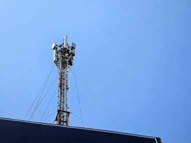 Mavi Gökyüzü ile Çatıdaki Telekom Kutbu.