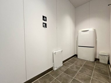 Alışveriş merkezinde bebekler için umumi tuvalet.