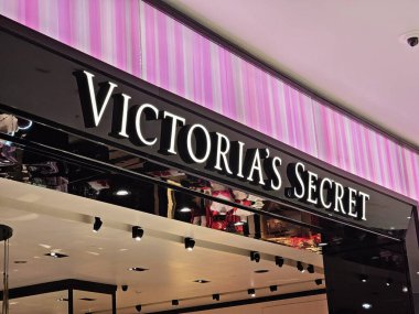 BANGKOK, THAILAND - 18 HAZİRAN 2024: Victoria 's Secret işareti. Burası ünlü bir Amerikan giysisi ve güzellik salonu. 1977 'de kuruldu..