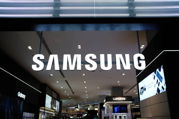 BANGKOK, THAILAND - 18 Kasım 2022 Samsung Alışveriş İşareti. Samsung Group, merkezi Güney Kore 'nin Seul şehrinde bulunan çok uluslu bir şirkettir..