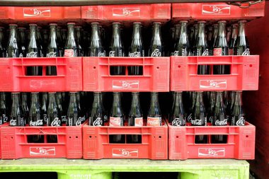BANGKOK, THAILAND - 18 Temmuz 2017: Coca Cola Bottles on Truck, Coca-Cola karbonatlı bir meşrubattır. The Coca-Cola Company tarafından üretilmektedir..