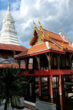 BANGKOK, THAILAND - 23 Temmuz 2017: Wat Absornsawan tapınağında Wat Paknam Phasi Charoen tapınağının beyaz pagoda ile kutsal kitabı bilardoda tutmak için antik ahşap salon. Her iki ünlü tapınak da Phasi Charoen Kanalı, Bangkok Tayland 'da yer almaktadır..