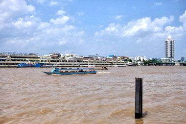 BANGKOK, THAILAND - 31 Temmuz 2017: Wat Kalayanamitr tapınak iskelesinden Chaophraya Nehri Sahnesi. Chaophraya Nehri Tayland 'ın ana nehridir..