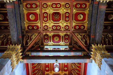 BANGKOK, THAILAND - NOVEMBER 07, 2017: Wat Benchamabophit Tapınağının Tavanı 'ndaki Antik Klasik Tayland Heykeli. Bangkok Tayland 'ın ünlü bir simgesidir..