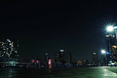 BANGKOK, THAILAND - 17 Kasım 2017: Asiatique Market Pier 'deki Yürüyen Sokak Sahnesi. Asiyatik Mayıs 2012 'de açılan Bangkok gece pazarıdır..