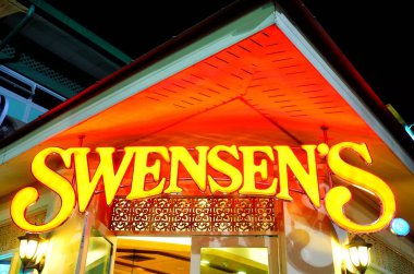 BANGKOK, THAILAND - 17 Kasım 2017: Dondurma restoranının önündeki Swensen 's Tabelası. 1948 yılında Earle Swensen tarafından başlatıldı..