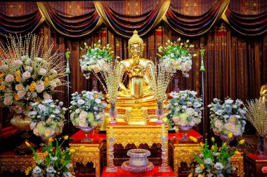 BANGKOK, THAILAND - 23 Kasım 2017: Bangkok Tayland 'daki Wat Paknam Tapınağı' ndaki Beyaz Pagoda 'daki umumi meditasyon salonunda güzel altın Buda görüntüsü.