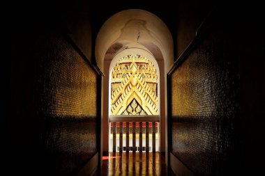 BANGKOK, THAILAND - 27 Kasım 2017: Koridor 'dan Loha Prasat Tapınağı Çatısı Sahnesi, Bangkok Tayland.