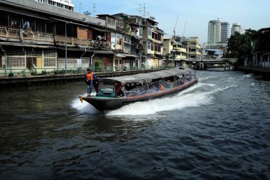 BANGKOK, THAILAND - 27 Kasım 2017 Khlong Maha Nak Kanalı 'ndaki ekspres tekne. Bangkok, Tayland 'da toplu taşıma..