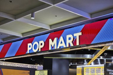 Bangkok, Tayland - 07 Şubat 2024 POP MART tabelası. POP MART, karakter temelli eğlence sektörünün önde gelen oyuncularındandır ve dünya çapındaki tasarımcı oyuncak kültürünün öncüsüdür..
