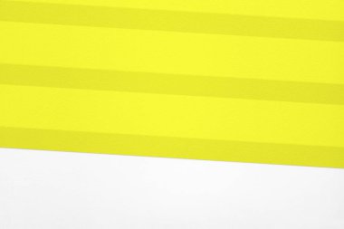 Beyaz beton zemin ile sarı merdivenler, arkaplan veya arkaplan ve ürün sunumu için uygun.