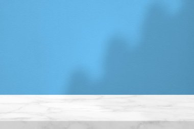 Mavi Beton Duvarda Işık Işıltısı, Gölge ve Sahne Işıklı Beyaz Mermer Masa Ürün Sunumu, Görünüm ve Moda İçin Uygun.