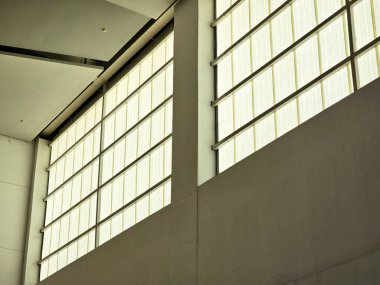 Büyük metal depo çatı yapısı.