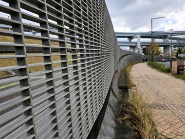 Kapalı metal çitlere tırmanma karşıtı.