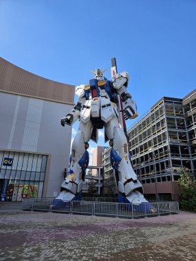 Fukuoka, Japonya - 18 Kasım 2023: Fukuoka Gundam Parkı LaLaport 'un önünde. Fukuoka 'nın ünlü bir simgesidir..