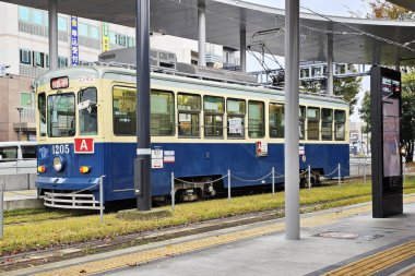 Kumamoto, Japonya - 17 Kasım 2023 Kumamoto şehir tramvayı 1205. 1950 'lerin sonlarında üretilen 200 model elektrikli bir arabaydı.