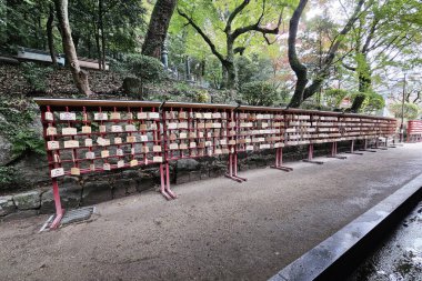 Fukuoka, Japonya - 18 Kasım 2023: Japon ahşap dilek tahtaları Fukuoka 'nın ünlü simgesi olan Dazaifu Tenmangu türbesinde.