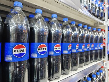 Bangkok, Tayland - 11 Mayıs 2024: Pepsi süpermarkette rafta. Pepsi, PepsiCo tarafından üretilen kola aromalı karbonatlı bir meşrubattır..