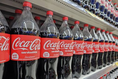 Bangkok, Tayland - 11 Mayıs 2024: Süpermarketteki rafta Coca Coca Coca. Coca-Cola Şirketi, Amerikan şirketi 1892 'de kuruldu..