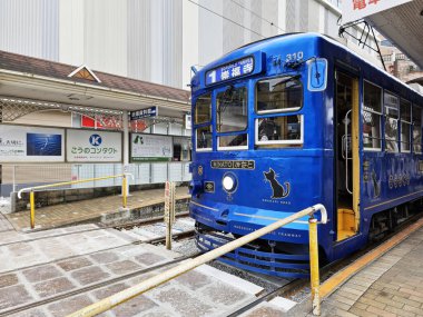 Nagasaki, Japonya - 16 Kasım 2023: Nagasaki 'de Minato tramvayı. Bu araç 1954 'te üretildi..