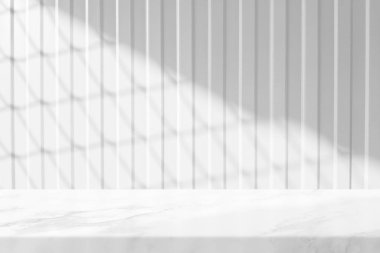 Beyaz Duvar dokusu olan Mermer Masa Işık Işını ve Örgü Çit Gölgesi, Ürün Sunumu, Görünüm ve Moda İçin Uygun.