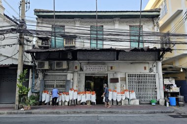 Bangkok, Tayland - 22 Aralık 2023: Song Wat Yolu 'ndaki eski bina. Bangkok, Tayland 'da yeni bir dönüm noktası..