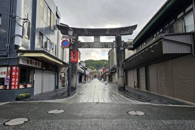 Fukuoka, Japonya - 18 Kasım 2023: Dazaifu Tenmangu türbesi tapınağının Torii veya tapınak kapısı.
