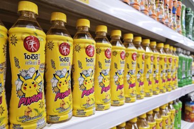 Bangkok, Tayland - 01 Haziran 2024: Oishi yeşil çay pokemonu sınırlı sayıda üretildi. Oishi Group Public Company Limited Tayland merkezli bir yiyecek ve içecek şirketidir..