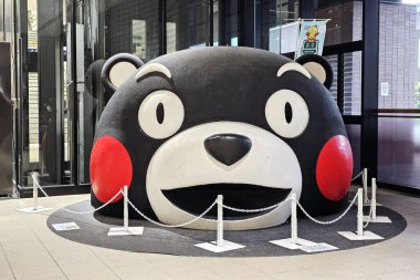 Kumamoto, Japonya - 17 Kasım 2023: Kumamoto İstasyonu 'nun büyük Kumamon başkanı. Japonya 'da ünlü bir maskottur..