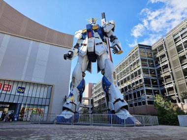 Fukuoka, Japonya - 18 Kasım 2023: LaLaport 'un önündeki Gundam Park Fukuoka' da dev Gundam. Fukuoka 'nın ünlü bir simgesidir..