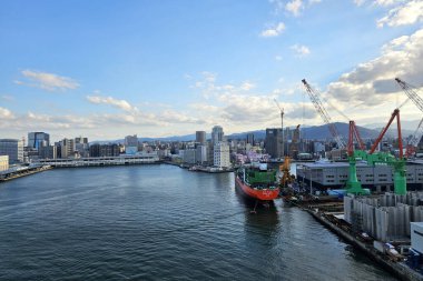 Fukuoka, Japonya - 14 Kasım 2023: Aratsu Köprüsü 'nden Hakata Körfezi' nde bir tersane manzarası. Fukuoka 'nın ünlü bir simgesidir..