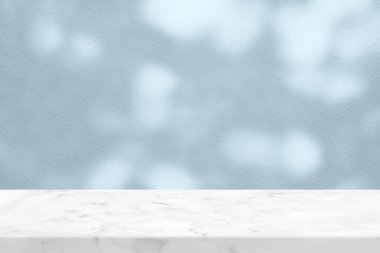 Cyan Beton Duvar Doku Arkaplanında Ağaç Gölgesi olan Beyaz Mermer Masa, Ürün Sunum Arkaplanı, Görünüm ve Moda İçin Uygun.