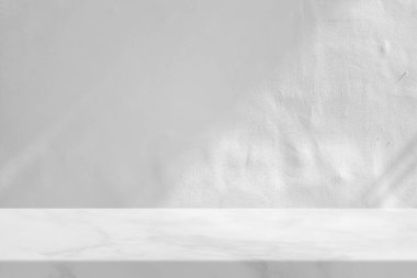 Beyaz Stucco Duvarlı Mermer Masa Işık Işını ve Gölgesi Arkaplanı, Ürün Sunumu, Görünüm ve Moda İçin Uygun.