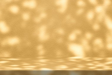 Beton Duvarda Bokeh ve Doğa Gölgesi olan Altın Stucco Masası Kozmetik Ürün Sunumu, Görünüm ve Moda İçin Uygun.